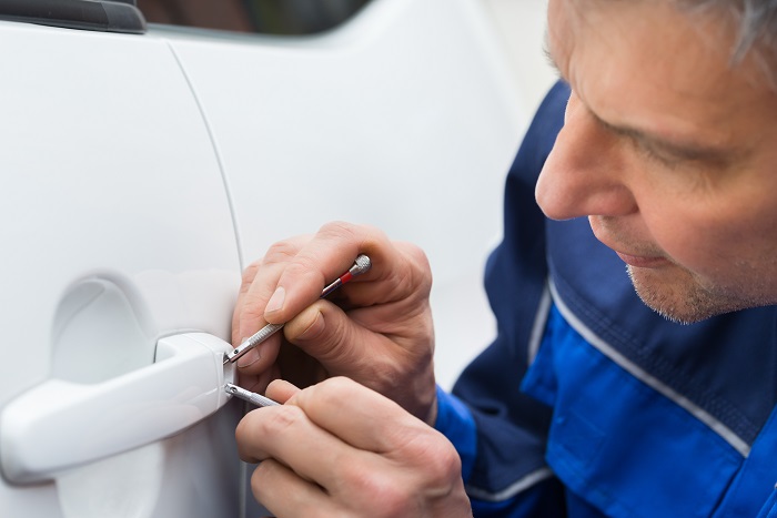 Locksmith unlocks your car doorLocksmith unlocks your car door